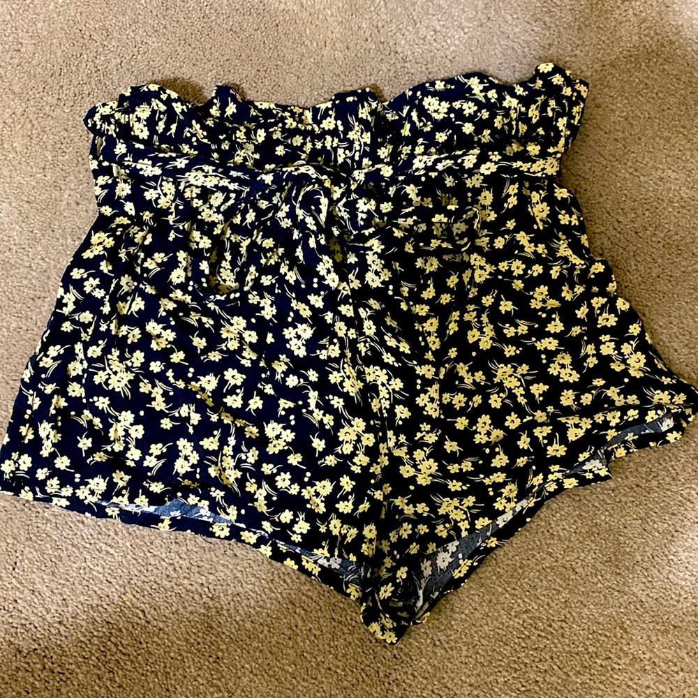 Never worn high cinched waist floral shorts with super cute tie that goes around